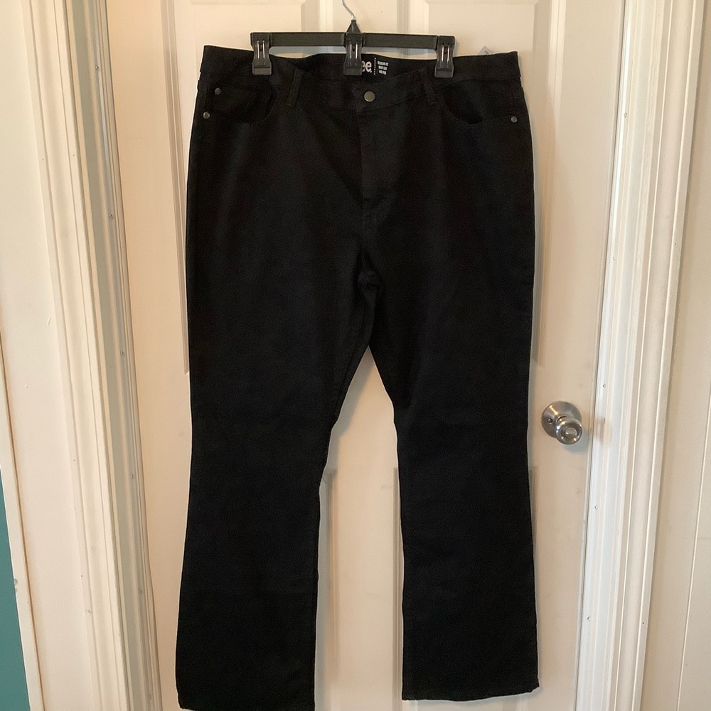 Lee jeans size 20 Medium regular fit boot cut mid rise color black.